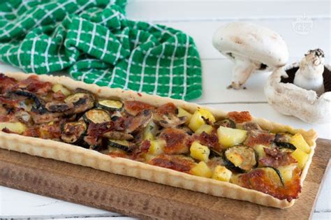 Rústico con patatas, setas y scamorza recién horneado