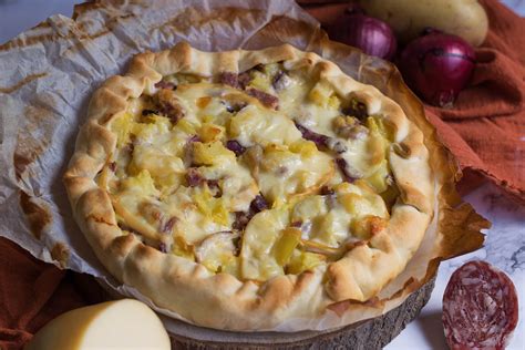 Pastel de patata, salami y scamorza cortado en porciones