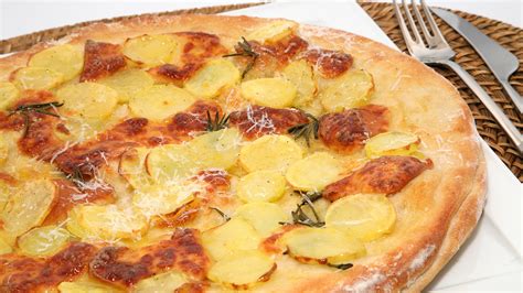 Pizza con scamorza y otros quesos fundidos