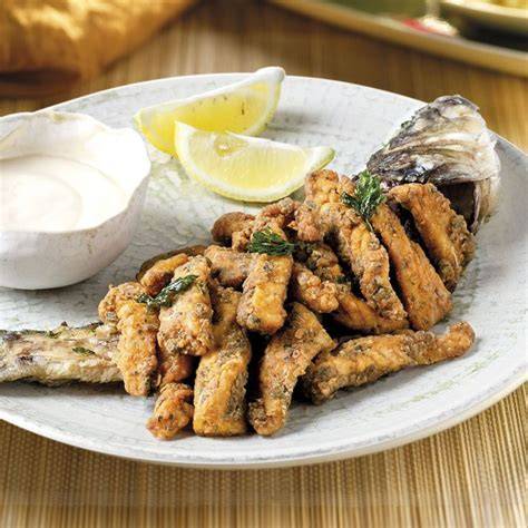Lubina frita entera con alioli de ajo asado