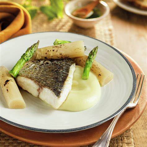 Dorada a la plancha con crema de apionabo y espárragos