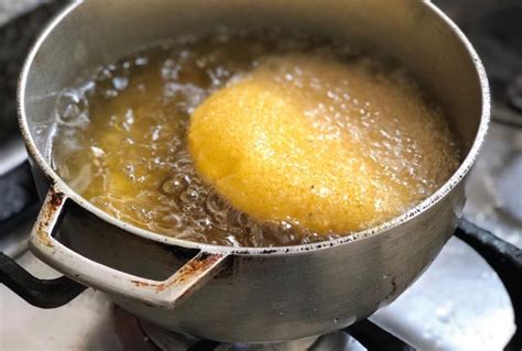 Sartén con arepas dorándose a fuego lento