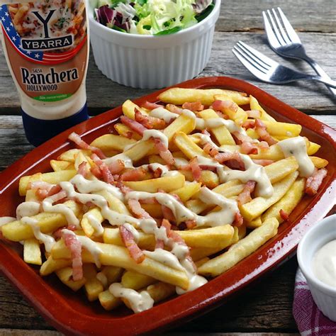 Patatas fritas holandesas con diversas salsas