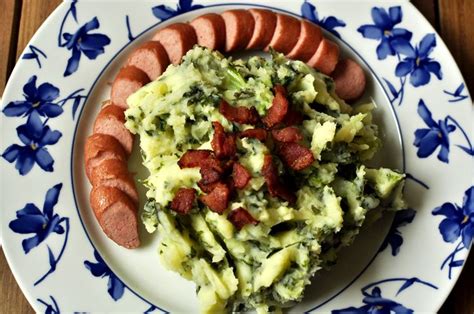 Plato de Stamppot tradicional holandés