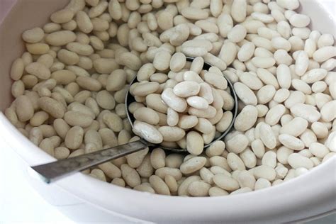 Frijoles secos remojándose en agua
