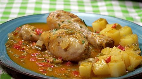 Muslos de pollo guisados con arroz y ensalada