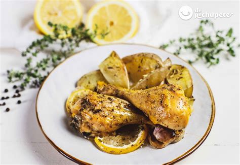 Muslos de pollo marinándose en limón y hierbas