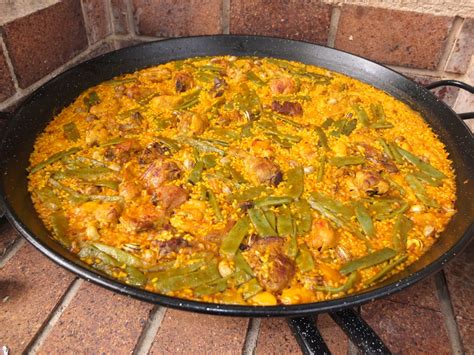 Imagen de una paella valenciana recién hecha