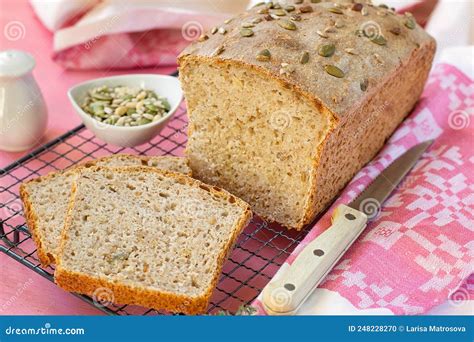 Hogaza de pan integral con semillas