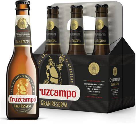 Botella de cerveza Cruzcampo Gran Reserva con su característico tono tostado