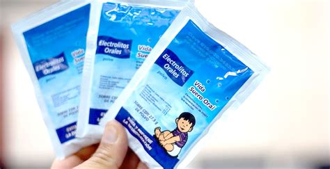 Persona bebiendo suero oral para la diarrea