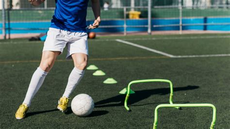 entrenamiento de habilidades en campo de fútbol virtual