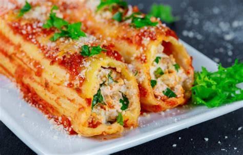 Manicotti rellenos con salsa