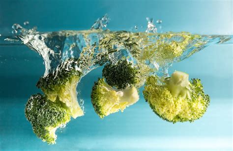 Esquema de cómo conservar el brócoli en agua en el frigorífico