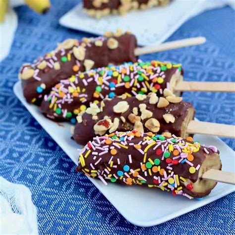 Chocobananos con diferentes toppings