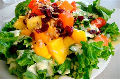 Ensalada de frutas y lechuga variada