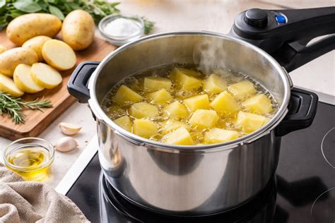 Proceso de cocción de patatas en olla