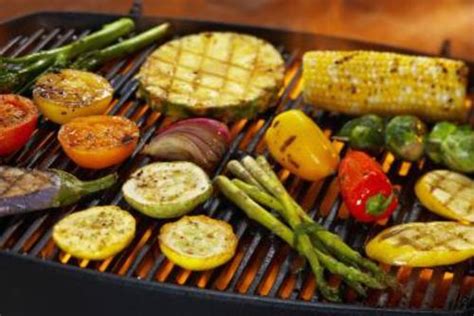 Variedad de vegetales frescos para asar a la parrilla