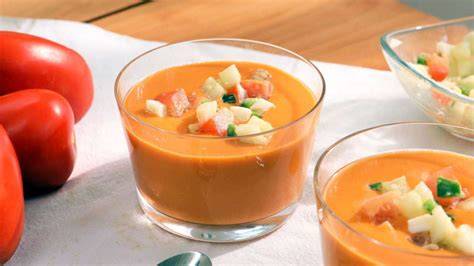 Tazón de gazpacho andaluz servido con guarnición fresca