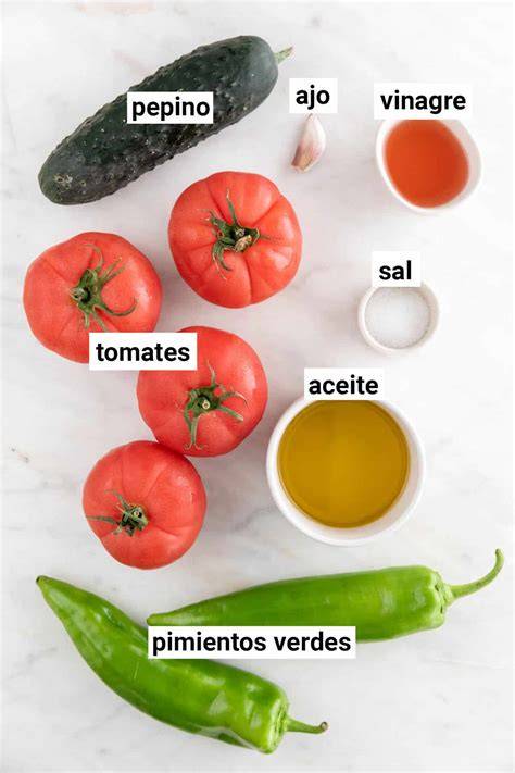 Ingredientes frescos para preparar gazpacho sobre una mesa de madera