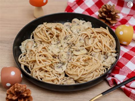 Espaguetis con champiñones en un plato