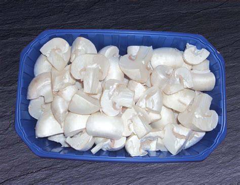 Champiñones limpios y troceados