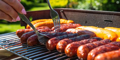 Parrilla con diferentes tipos de chorizos asándose