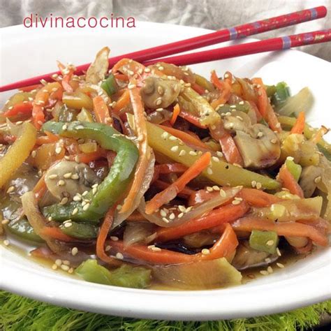 Plato de verduras salteadas al estilo chino con salsa de soja y sésamo