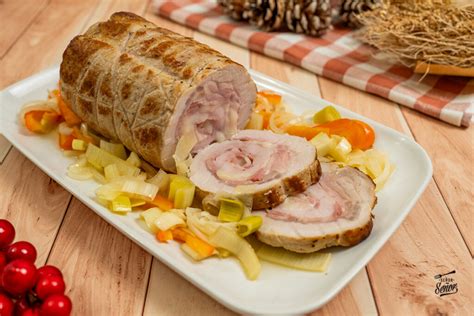 Rodajas de lomo relleno con salsa y guarnición de patatas y setas