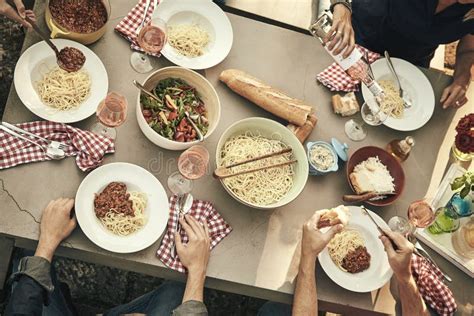 escena de grupo de amigos durante una comida al aire libre