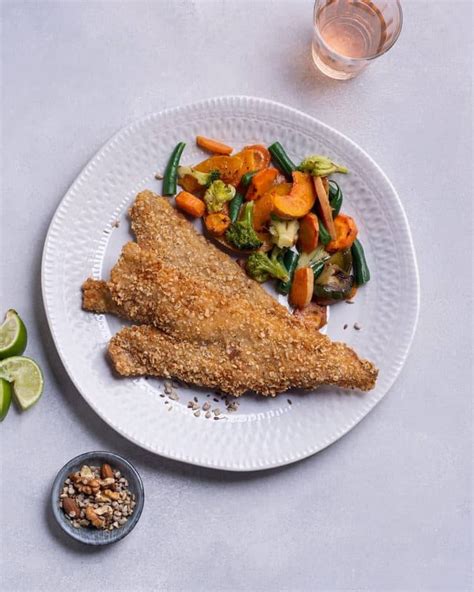 Filete de merluza rebozado con avena acompañado de vegetales