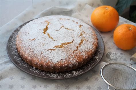 Torta de naranja integral en una mesa
