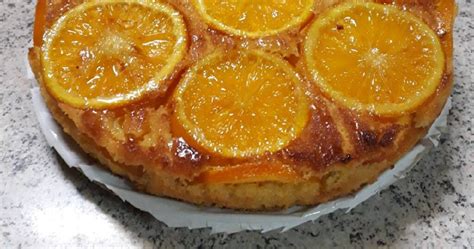 Torta de naranja integral recién horneada
