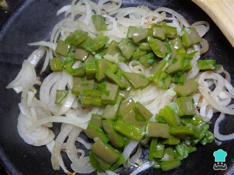 Nopales guisados con cebolla y chile serrano en una sartén
