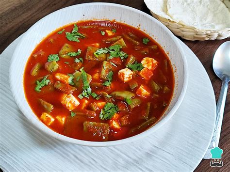 Nopales guisados en salsa roja con queso y cilantro