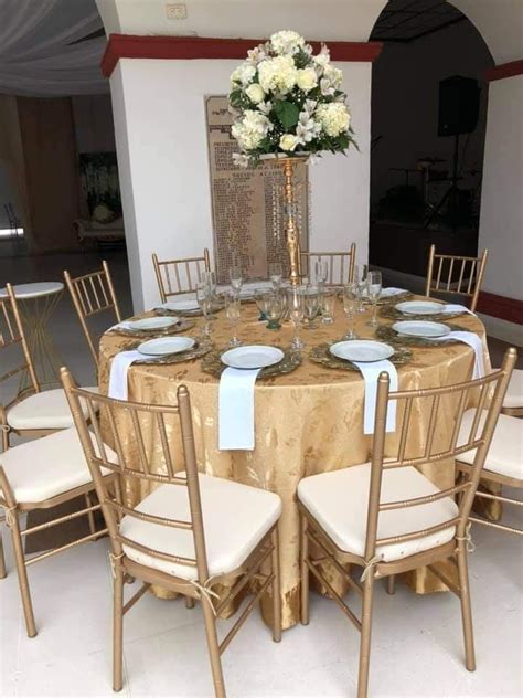 Mesa decorada con poteca de auyama en una cena festiva