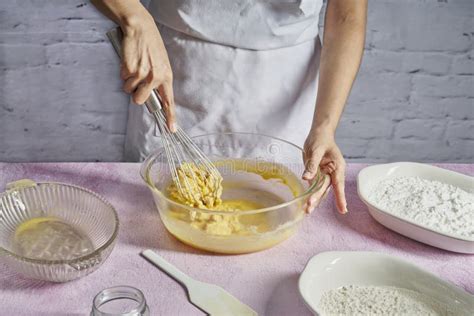 Persona batiendo masa de crepes