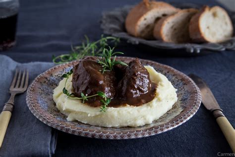 carrilleras glaseadas en salsa con puré