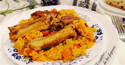 Arroz con costillas y verduras listo para servir