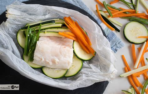 Ingredientes frescos para merluza en papillote