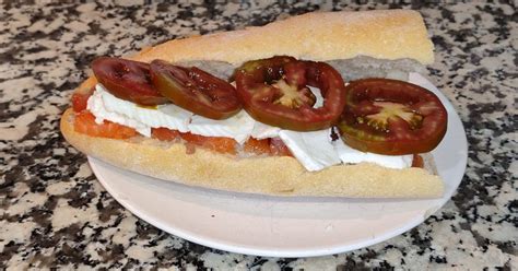 Bocadillo de salmón ahumado y queso fresco