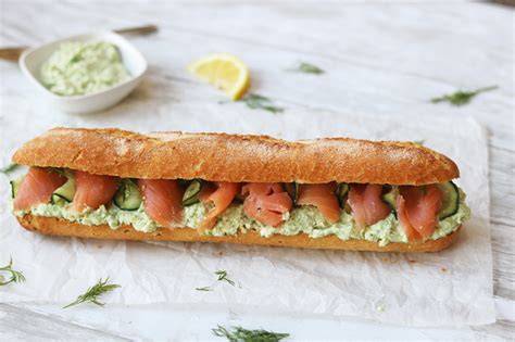 Bocadillo de salmón, aguacate y queso fresco