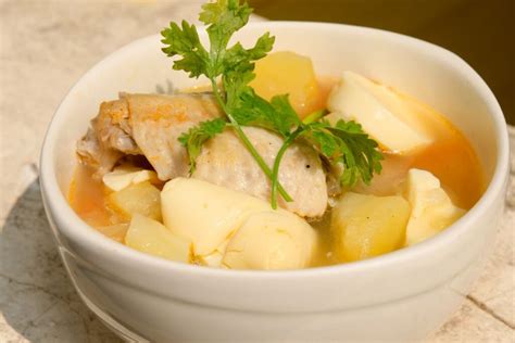 Proceso de cocción lenta del consomé de pollo