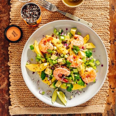 Plato de ensalada de salmorejo con aguacate y gambas