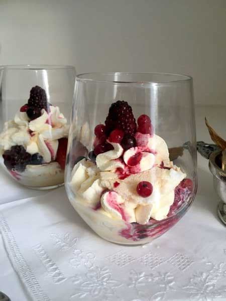 Vasitos de merengue y crema con frutas