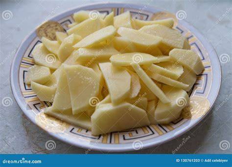 Patatas crudas cortadas en un guiso