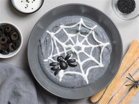 Hummus de alubias negras decorado para Halloween