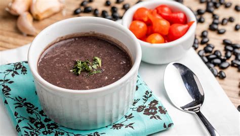 Hummus de alubias negras servido con nachos y crudités