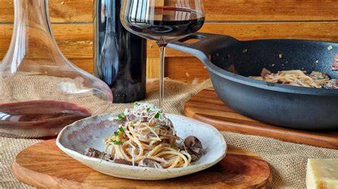 Botellas de vino Monastrell y Chardonnay, ideales para maridar con arroz con costra