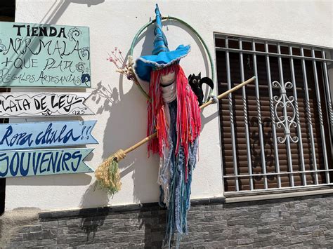 Decoraciones de brujas en balcones de Soportújar